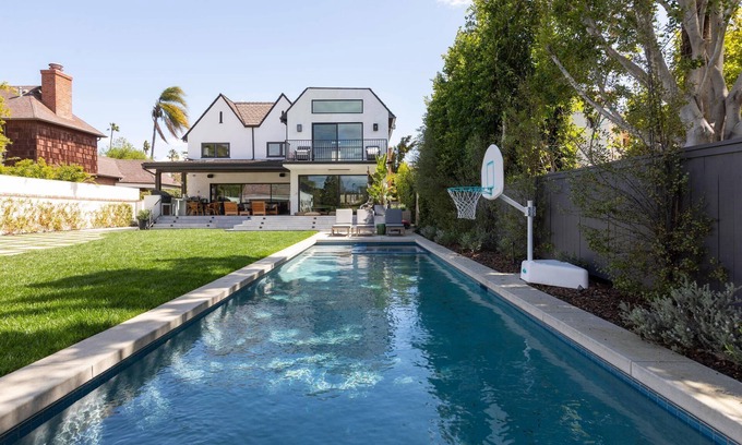 Greater Wilshire - Hancock Park Apartment | Rosewood Avenue II by onefinestay