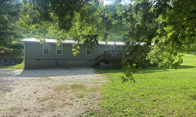 Big Creek Cottage | Rosey's Retreat Charming 2-bedroom Country Cottage in LaFollette, Tennessee WiFi