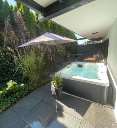 Ueberlingen Apartment | ROSMARIN - Kuschelige Fewo - Romantik & Entspannung im Whirlpool auf privater Terrasse, Ruhe & Hund willkommen - by FerienWohnenAmSee -