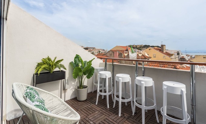 Pena Apartment | Rossio Penthouse Three-Bedroom Apartment w/ River View and Parking - by LU Holidays