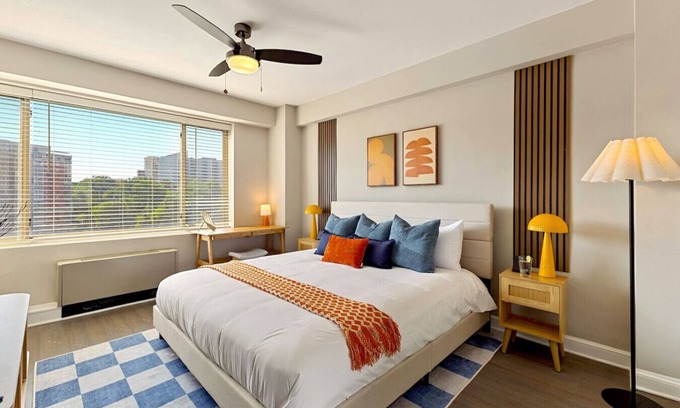 Radnor - Fort Myer Heights Apartment | Rosslyn 1BR Home | Walk to Eats + Free Parking