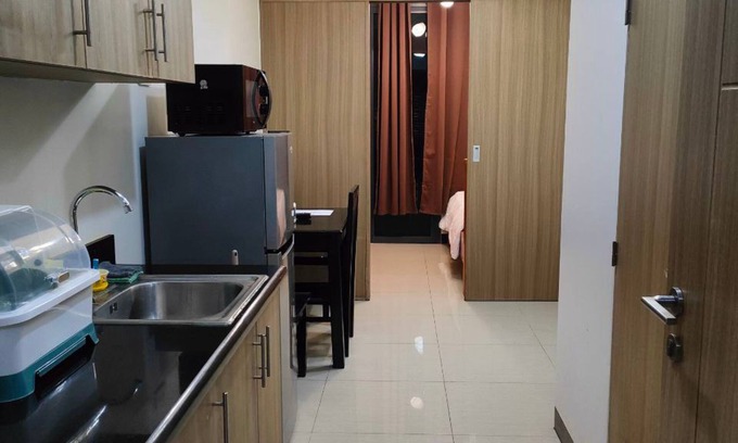 Manila Condo | Rosver Hideaway: Close to MOA a 5 minutes walk!