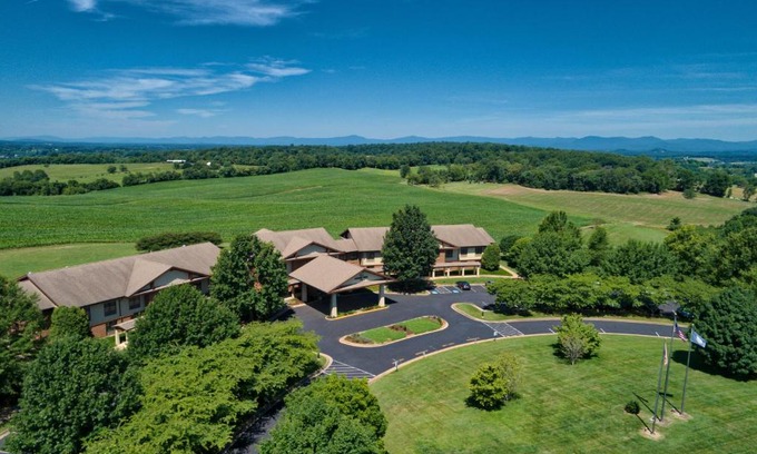 Orange Hotel | Round Hill Inn