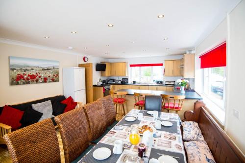 Laugharne House | ROUND PARK- Private and spacious family bungalow with parking