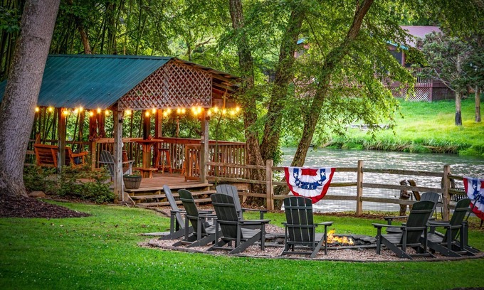 Mineral Bluff Cabin | Row Harder- Pet Friendly | Screened Porch | Riverside| Guest House