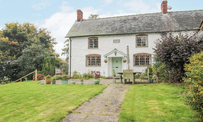 Wentnor Cottage | ROWAN COTTAGE, pet friendly, character holiday cottage in Wentnor