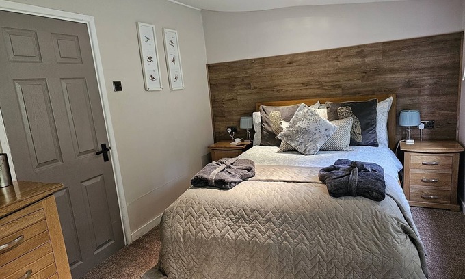 Farden Cabin | Rowan Tree Lodge with Hot Tub, a beautiful Woodland Retreat in Shropshire