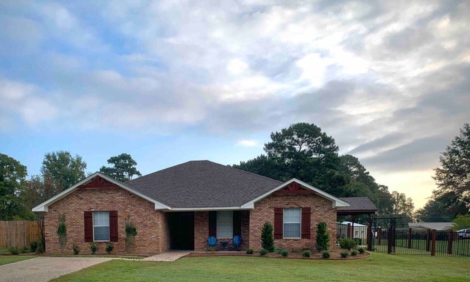 Chandler House | Royal Entertainer - STAYeasttexas
