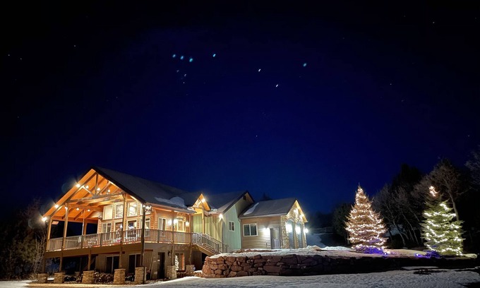 Mammoth Creek House | Royal Mountain Getaway - Cabin Sleeps 22!
