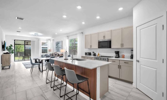 Homestead House | Royal Palm Gateway - Spacious Family Retreat 4/2