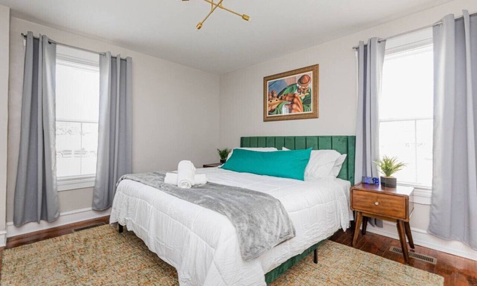Mosby Apartment | Royal Respite: Green Kings & Grey Queens Hideaway!