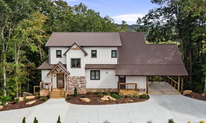 East Ellijay House | Royal Retreat - Brand New, Luxury, Mountain View, 4 Bedrooms, All En Suites!