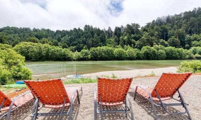 Duncans Mills House | RR Yacht Club: Beach+Hot tub+Outdoor fun!