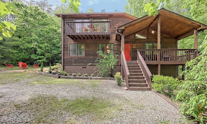 Sautee Nacoochee Cabin | Ruby Charm 5BR Cabin near Helen Main St, Anna Ruby Falls & Tanglewood! 🍁