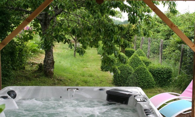 Le Clerjus Bed & Breakfast | Ruby Room: Elegance and Comfort in the Heart of Nature
