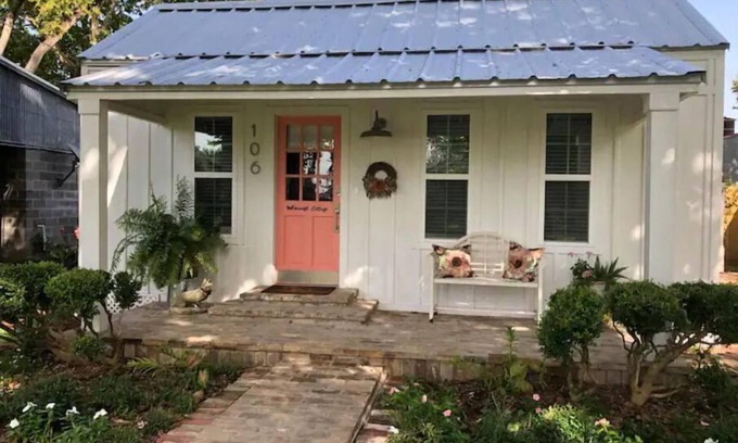 Smithville House | Ruby's Foxcroft Cottage -Steps from Downtown!nSleeps 6, Covered Deck, Golf Cart
