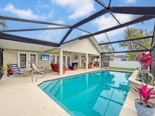 Trafalgar House | Ruby's Retreat, southwest facing, heated pool, private backyard