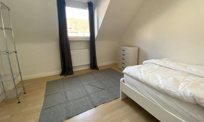 Zollstock Apartment | Ruhiges DG 6 P. Urban Öpnv