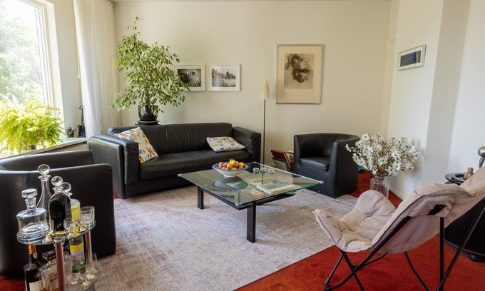 Segbroek Apartment | Ruim Appartement met Garage en Uitzicht Over de Haagse Beek en Plantsoenen
