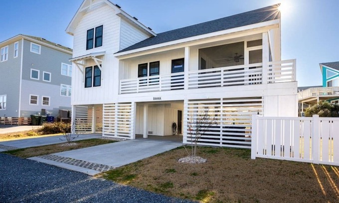 South Nags Head House | Rum-DCA 600 ft to Beach, with Hot Tub and Backyard