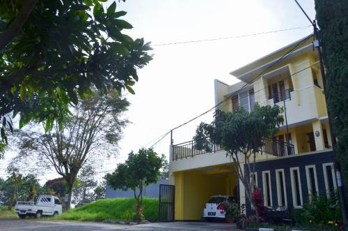 Parongpong House | Rumah Kuning Bandung