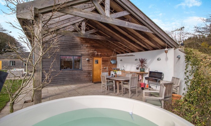 Beccles House | Rumi's Field - Three Bedroom House, Sleeps 6