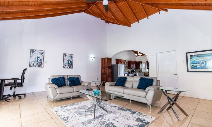 Runaway Bay Apartment | Runaway Bay Gem Summa