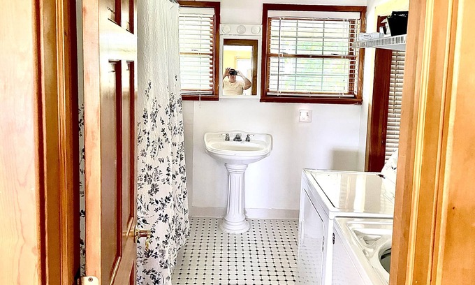 Gasport House | Rural 4 bedroom stay!