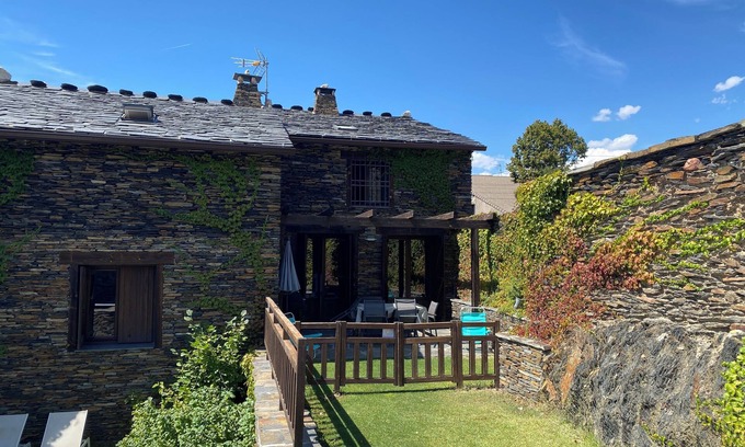 Majaelrayo Apartment | Rural apartment with private garden, fireplace, barbecue, jacuzzi and pool