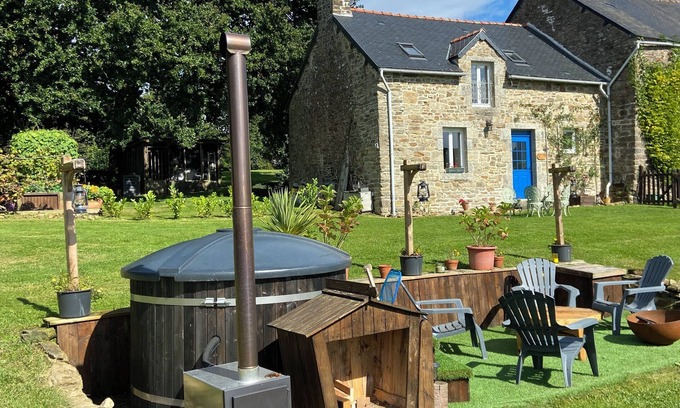 Plouguenast Cottage | Rural country cottage with hot tub in the tranquil Breton countryside