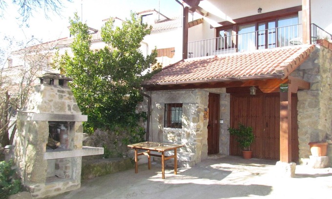 Navarredonda de Gredos Cottage | Rural house Gredos allows animals, terrace overlooking the Gredos