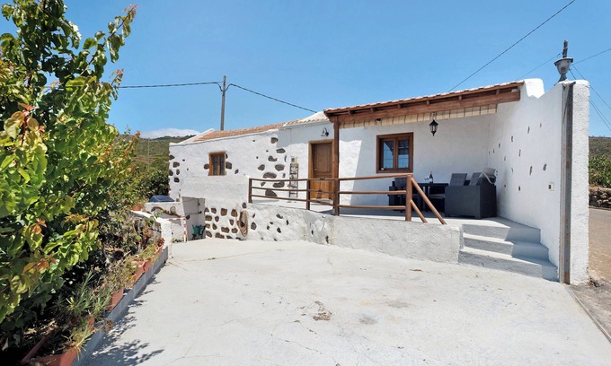 Isora House | Rural Holiday Home 'Alto Prado' with Sea View, Private Terrace and Wi-Fi