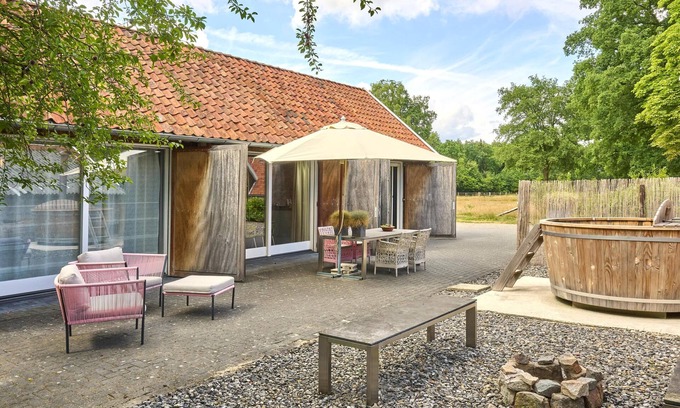 Haaksbergen House | Rural holiday home with a hot tub