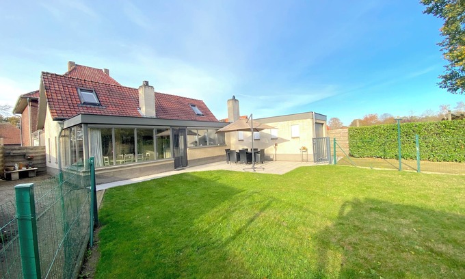 Grote-Brogel House | Rural holiday home with large garden