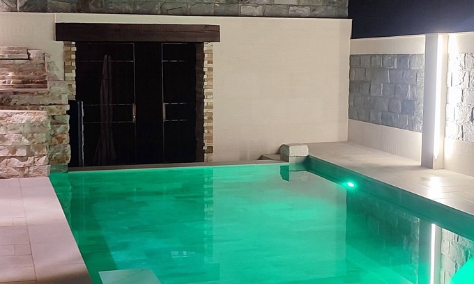 Colmenar de Oreja Cottage | Rural house with swimming pool-jacuzzi "La Encomienda de Oreja".