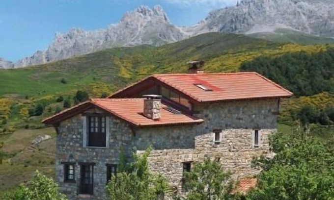 Santa Maria de Valdeon Cottage | Rural house El Serenal for 10 people