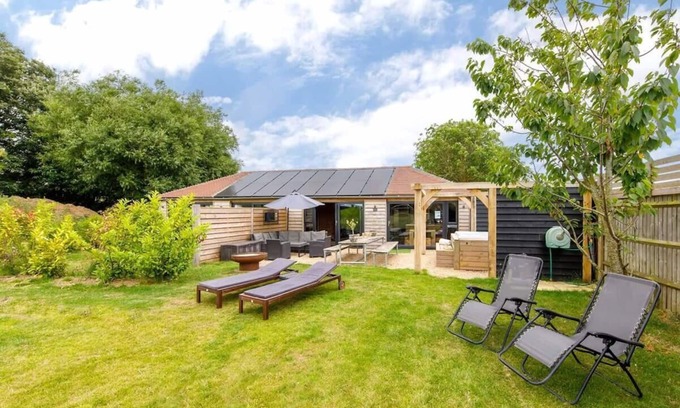 Chichester Ski Chalet | Rural Lodge Retreat with Hot Tub