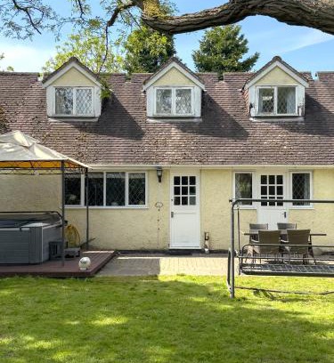 Fifield House | Rural Lodge stay In Windsor! Hot Tub! Sleeps 20
