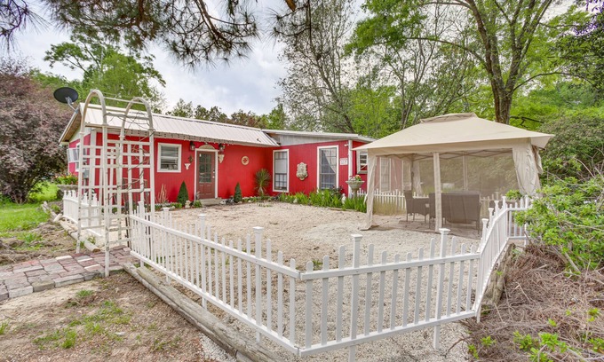 Fluker House | Rural Louisiana Vacation Rental w/Fire Pit!