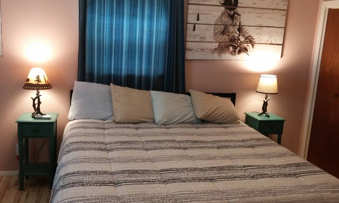 Dublin Bed & Breakfast | Rural Oasis - Cowboy's Private Room & Private Bathroom