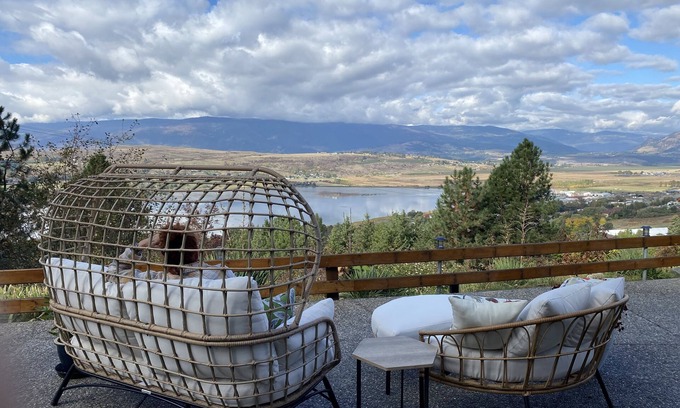 Vernon House | Rural retreat overlooking Swan Lake w/artist studio on site