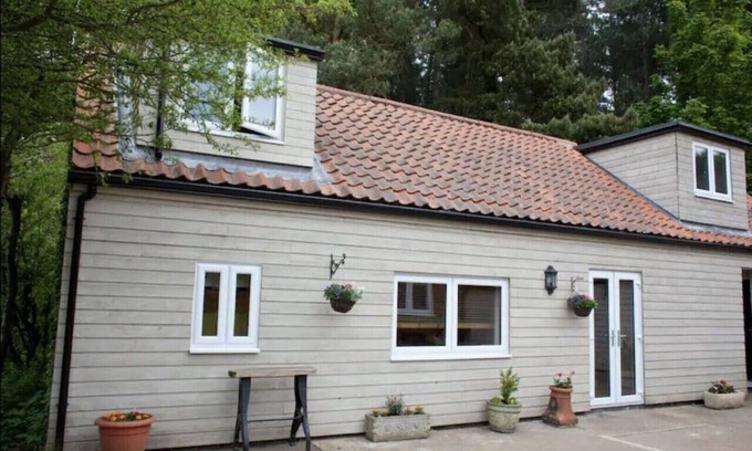 King's Lynn Cabin | Rural, secluded holiday lodge close to beaches and Sandringham