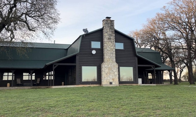 Stephenville Cabin | Rural western cabin- just 5 mins from exciting Stephenville!