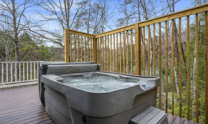 Black Bear Falls Cabin | *Rustic 2BDR Cabin w/HOT TUB! Jacuzzi + GAMES!*
