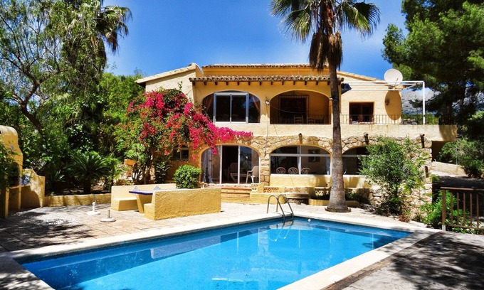 Altea Villa | Rustic and cheerful villa in Altea, Costa Blanca, Spain with private pool for 10 persons