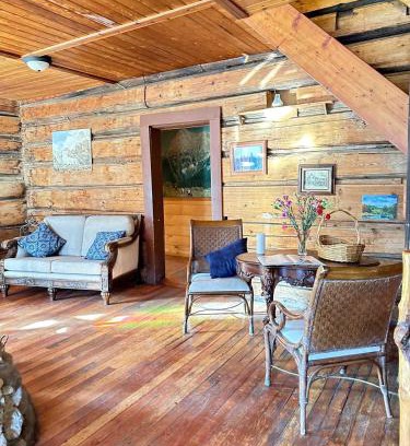 Golden Hotel | Rustic Beaverfoot Lodge Room N10