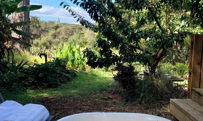 Parau Cabin | Rustic Cabin Getaway - simple luxury with cosy loft bed, outdoor fire and bath