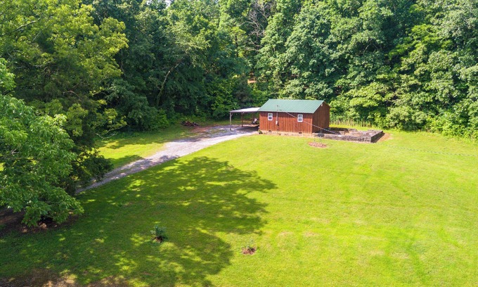 New Concord Cabin | Rustic Cabin on Farm ~ 4 Mi to Kentucky Lake!