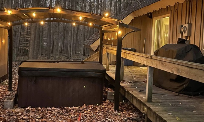 Canadian Lakes House | Rustic Chalet Retreat w/Hot Tub
