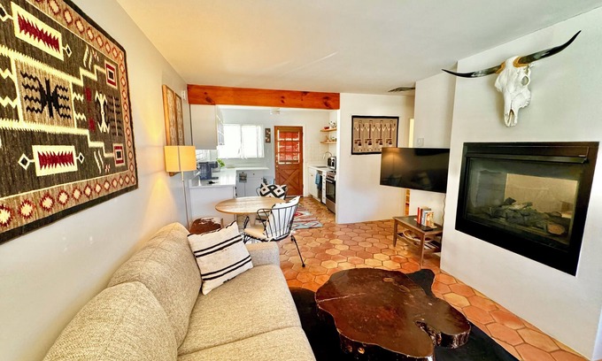 Historic Eastside Condo | Rustic charm meets comfort—king bed, AC, patio, walk 5 mins Canyon Rd, and Plaza